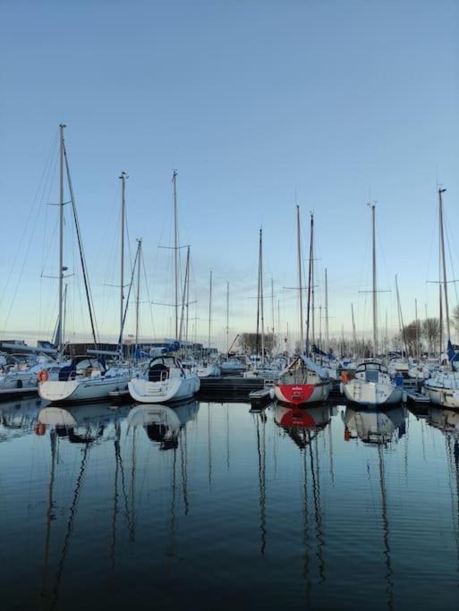 Nuit Insolite Sur L'Eau Au Port De Ouistreham Hotel Eksteriør billede